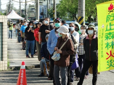 花蓮林管處贈苗活動12日在處本部大門口辦理，民眾一早就來排隊。