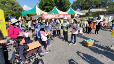 花蓮林管處贈苗活動12日在處本部大門口辦理，民眾一早就來排隊。
