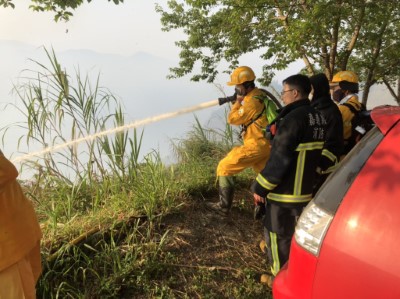 林管處森林護管員及嘉義縣政府消防局19日清晨撒水灌救-1