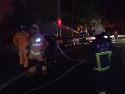 林管處森林護管員及嘉義縣政府消防局自18日晚間徹夜控制火勢蔓延