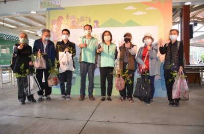 前六組領苗民眾大合照