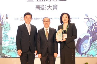 林務局林華慶局長感謝國際扶輪3523地區(阮虔芷總監)支持森林護管員，由陳添壽副主委見證