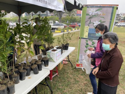 多數民眾皆自備袋子一起響應減塑