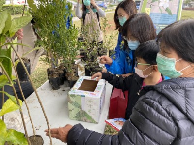 許多親子一同來現場挑選喜歡的苗木帶回家綠化家園