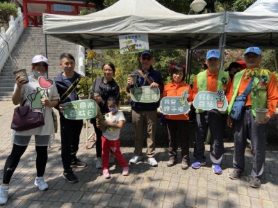 現場林務局國家森林監測志工也全程參與淨山與贈苗活動