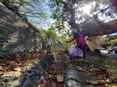 參加的民眾帶著手套跟垃圾袋，前往鯉魚山步道淨山、撿拾垃圾