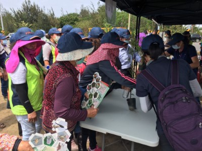民眾熱烈領取苗木