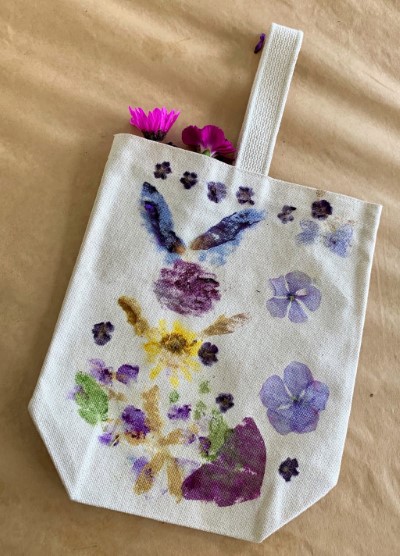 將繽紛花瓣葉片幻化在布袋上帶回家