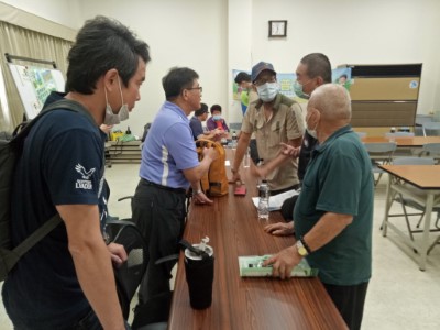 屏東林管處主任旗山工作站林弘基(左二)向民眾說明濫墾地續辦清理申請規定
