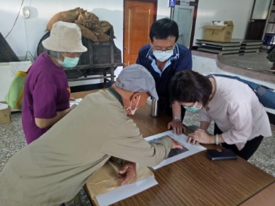 屏東林管處林政課課長胡淑珠(右一)細心為民眾講解第一版航照