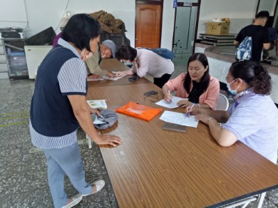 屏東林管處處長楊瑞芬(右二)為民眾說明濫墾地續辦清理申請規定