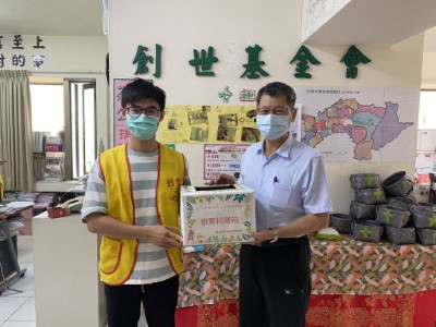 由嘉義林管處政風室主任蔡毓哲代表將植樹月募集發票捐贈給創世基金會嘉義分院