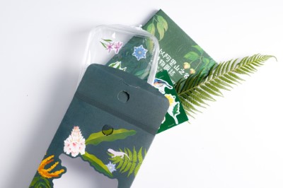 以阿里山之名植物圖誌(700元)，首刷隨書贈送化妝包禮盒，發表會當日現場販售
