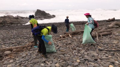 110年4月22日臺東林區管理處同仁及國家森林志工淨灘情形