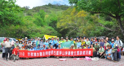 110年4月22日臺東林區管理處與屏東林區管理處號召兩處同仁及林務局國家森林志工近百人於屏東旭海海灘進行淨灘活動