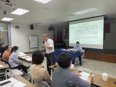 特生中心黃士元博士說明外來入侵植物分布調查方向
