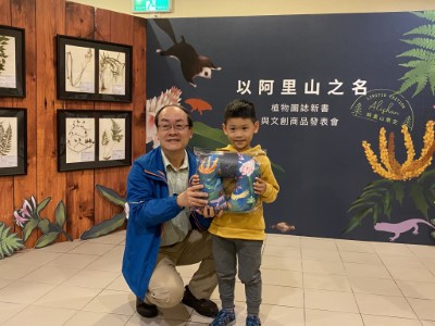 特地從臺北來到阿里山參與發表會的小朋友熱情回答問題，獲得文創頸枕
