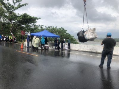 吊車協助清運垃圾