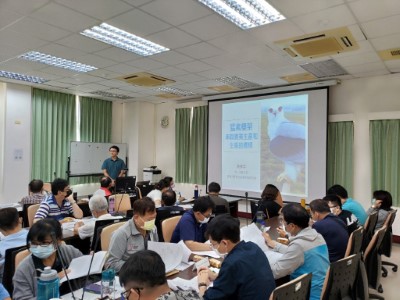 國立屏東科技大學野保所鳥類生態研究室洪孝宇博士分享「猛禽棲架-串聯農業生產和生態的橋樑」合作成果