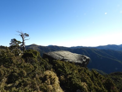 入嘉明湖山屋石坡前