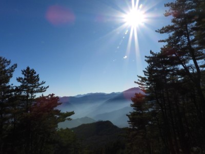 步道上的雲海遠山