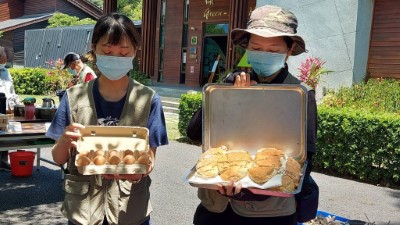 來自邑米社大的窯烤麵包及非籠飼的雞蛋，享用在地好食材。