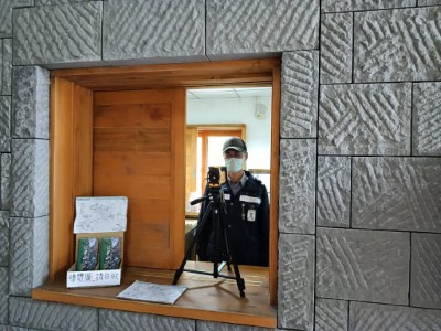 園內設置自動量測體溫感測器，確認入園遊客體溫