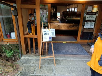 園區內各場館入內前均請遊客配合戴口罩、量測體溫及實聯登記
