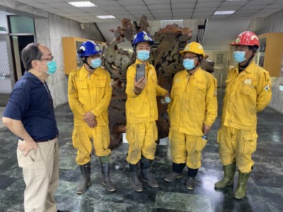 嘉義處張岱處長(左一)與阿里山工作站賴龍輝主任(中)與林務局林華慶局長視訊