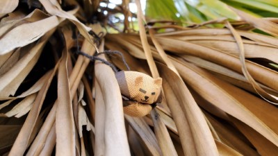 利用在地素材東石蛤殼製作的高頭蝠香包