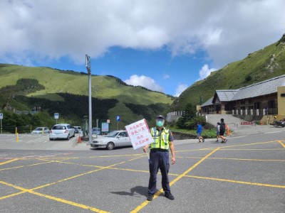 辛苦的警察大哥幫忙宣導防疫措施