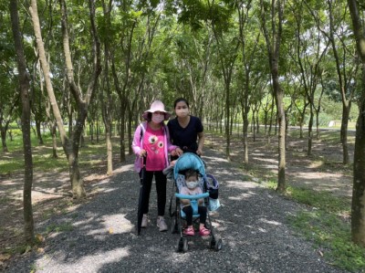 家人帶小朋友佩戴口罩遊園