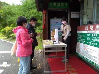 民眾入園前掃瞄實聯制QRcode