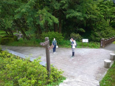 遊客佩戴口罩遊園