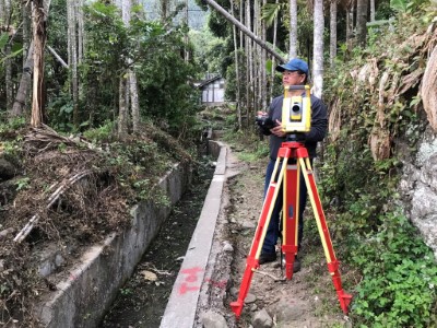 嘉義林管處森林護管員黃忠勇利用公分級測量儀器協助承租人釐清租地界線
