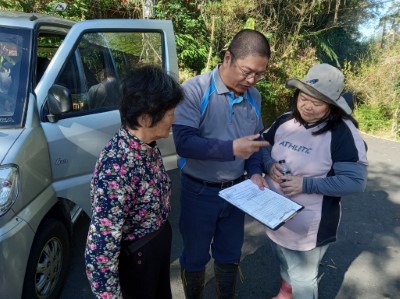 森林護管員黃忠勇（中）認為，雖然測量工作很辛苦，但能為承租人解決問題就是支持做下去最大的動力