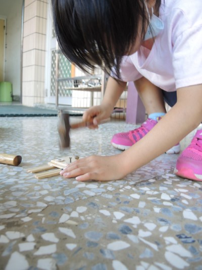 利用小木條等自然素材，親手敲打拼接作品