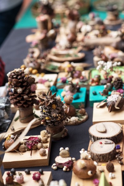 嘉大附小幼稚園的小朋友利用果實等自然素材完成一個個獨特的森林手作作品