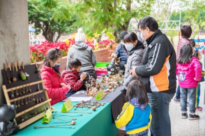 小朋友將作品義賣所得捐贈，認養嘉義縣中埔鄉深坑地區的造林地