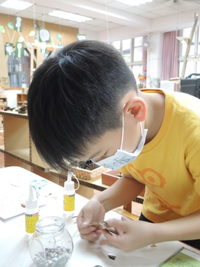 小朋友聚精會神地認真發揮創意