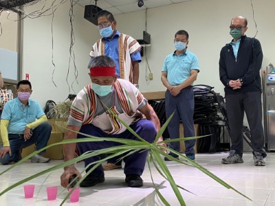 部落耆老為崁頂黑熊祈福