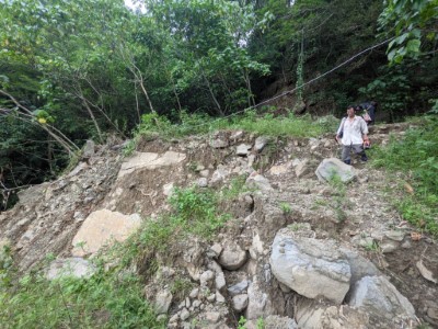 月光山步道約0.3k處路面土石下陷滑落
