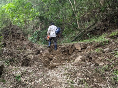 月光山步道約0.3k路面土石滑落下陷