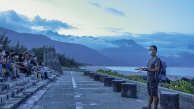 黑潮海洋文教基金會執行長林東良(右一)導覽講解