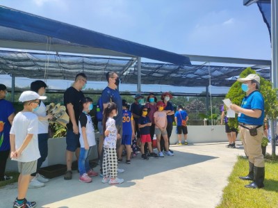 學員參訪龜保園區前，聽照養員宣達進入園區應注意守則
