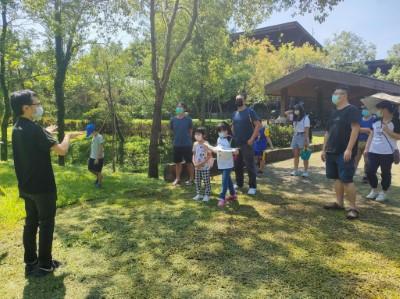 觸口自然教育中心環教師帶領民眾認識台灣原生龜棲息的淺山環境