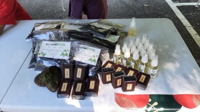 林管處與讚炭工房共同開發小花蔓澤蘭多樣性產品，包括醋液、小花炭皂、小黑蚊防蚊液、土壤改良劑等商品。