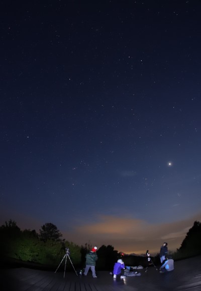 夜間將至小笠原山觀景台使用天文望遠鏡觀察星空與銀河