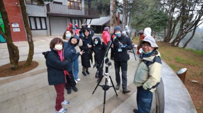 由專業老師帶領學員實際操作天文望遠鏡