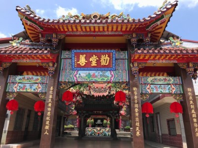 勸善堂是當地客家聚落新民庄的信仰中心，每年舉行的祭河江敬義塚祭典，已經被列為高雄市文化資產